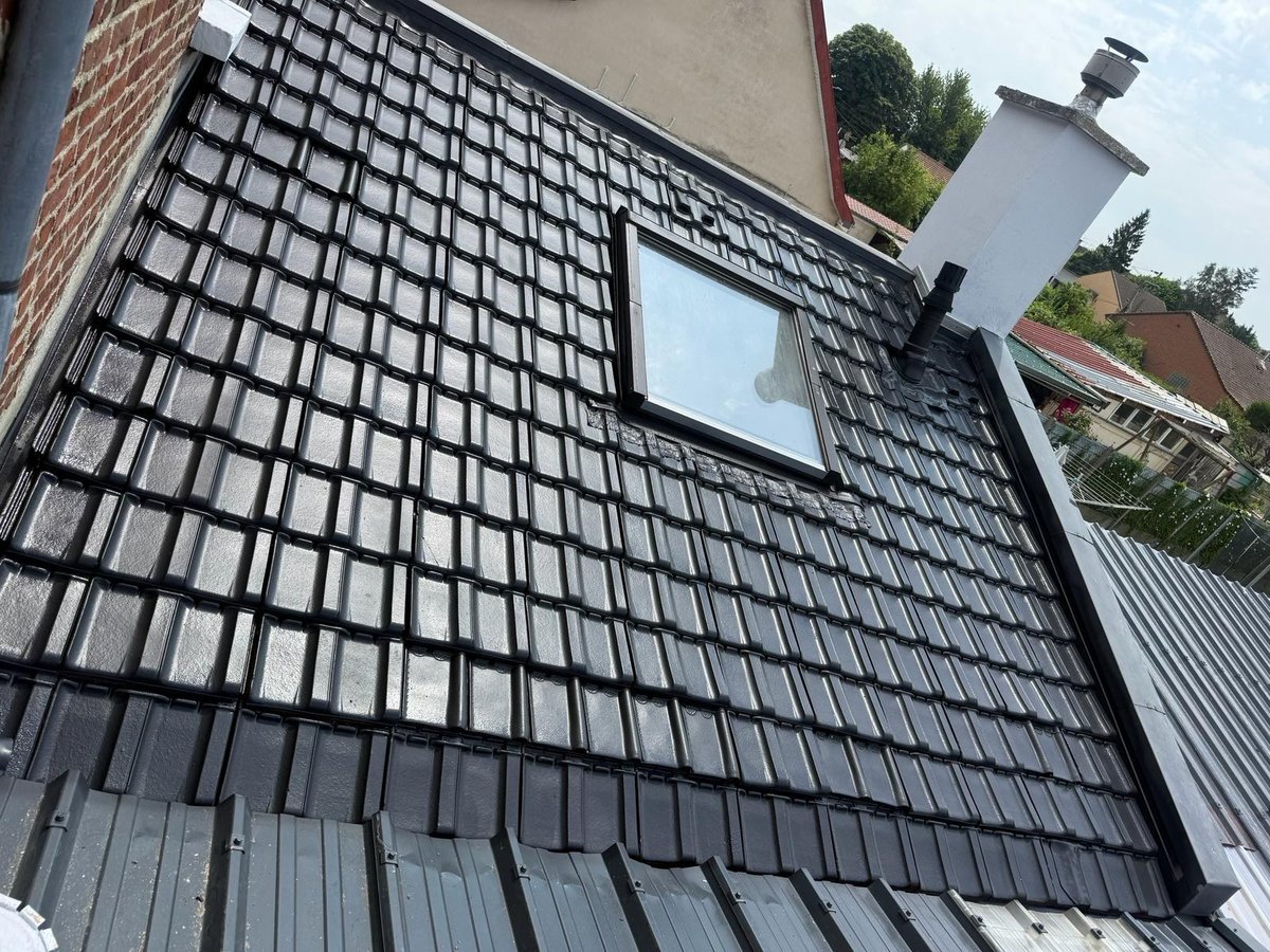 La même toiture après traitement et mise en peinture gris anthracite